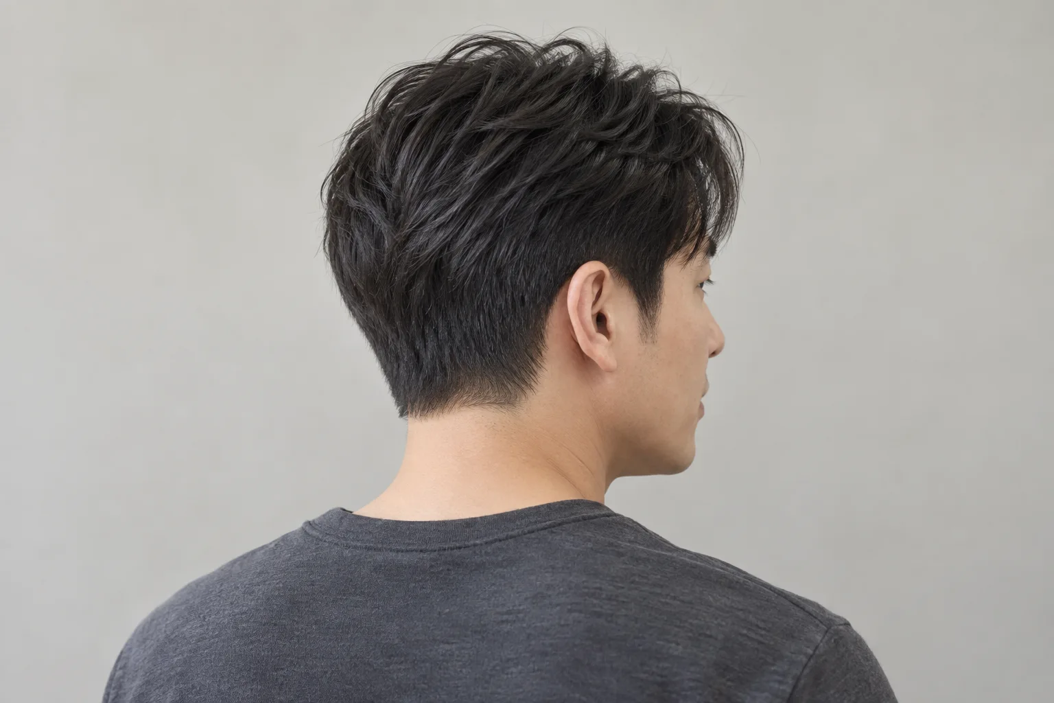 옆머리와 뒷목을 정돈한 헤어디자인 참고 이미지