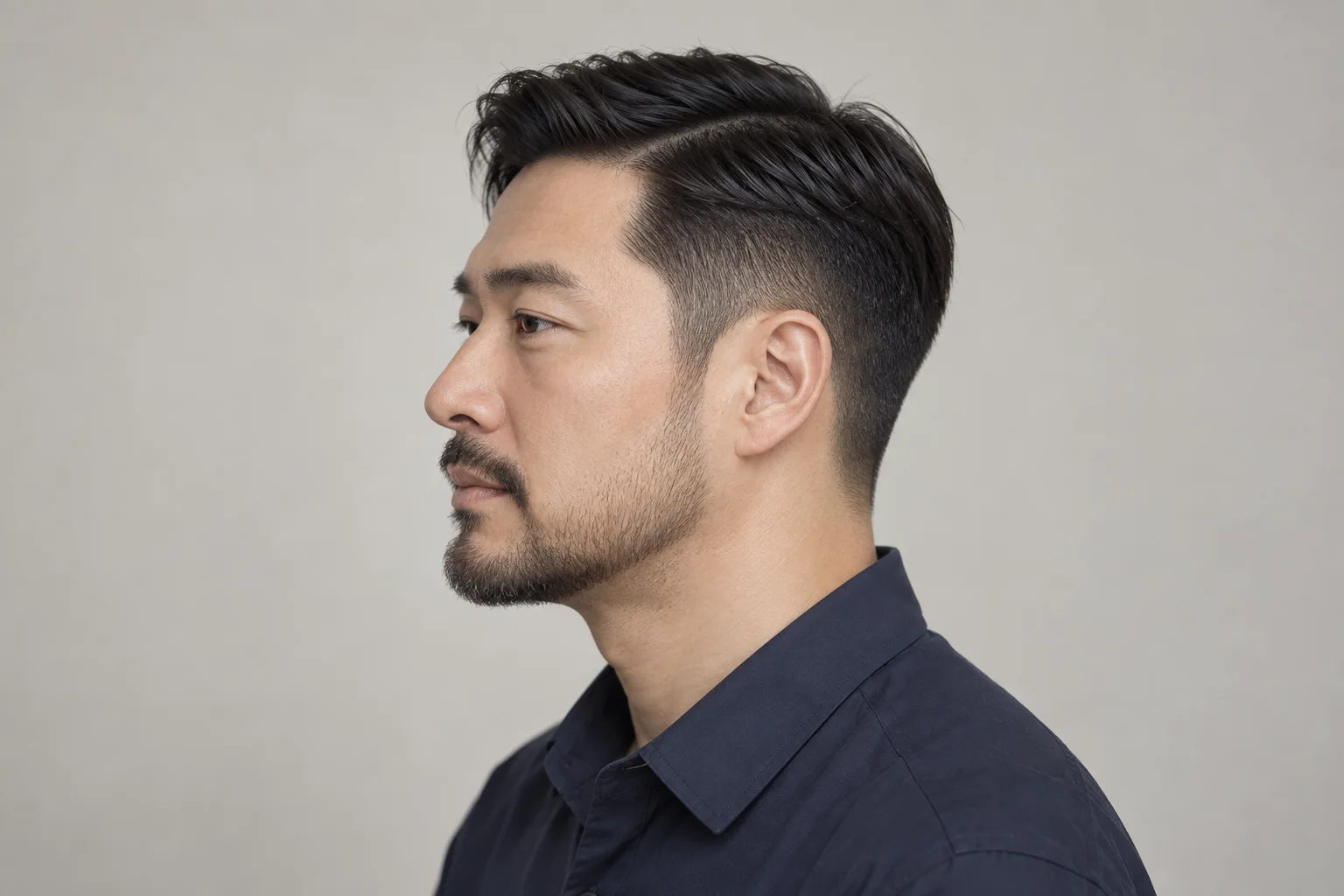 사이드 파트 헤어와 깔끔하게 정돈한 볼·목의 수염 경계를 보여주는 디자인 참고 이미지