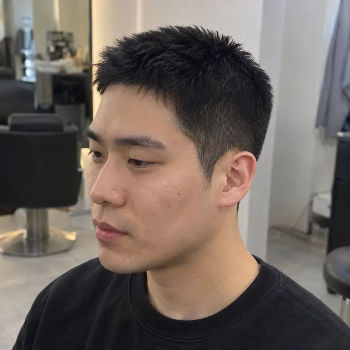 윗머리를 짧게 남기고 낮은 옆선을 연결한 남성 내추럴 버즈 크롭